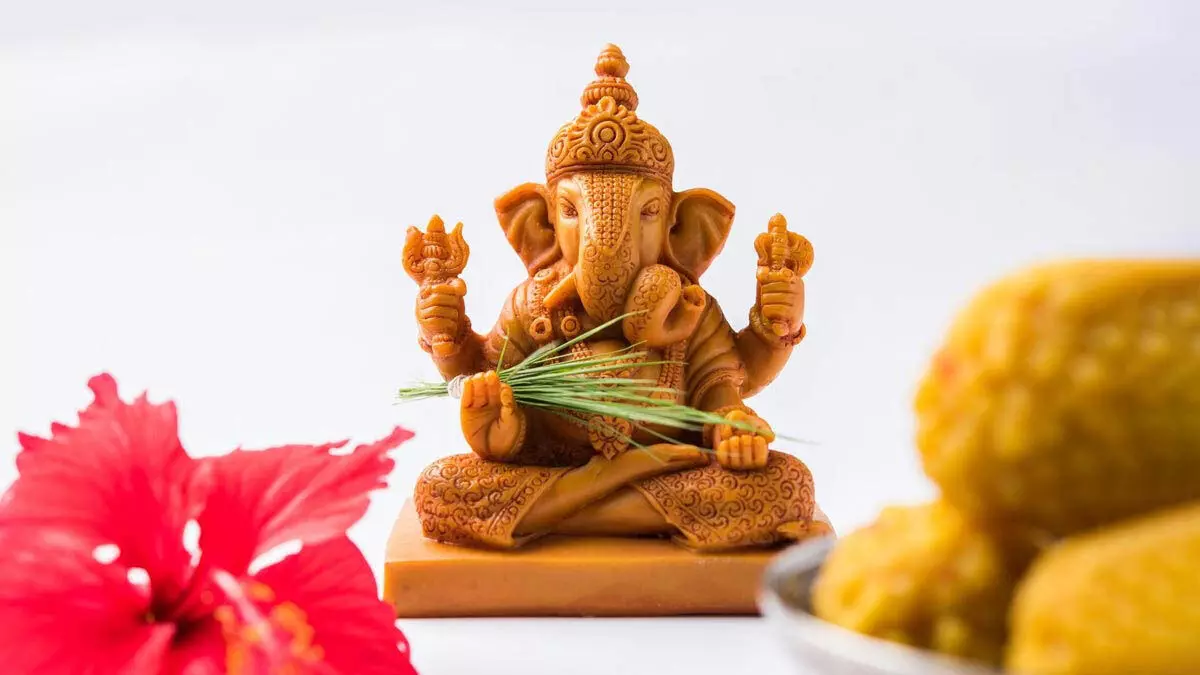 Lord Ganesha को दूर्वा के साथ चढ़ाएं ये चीज