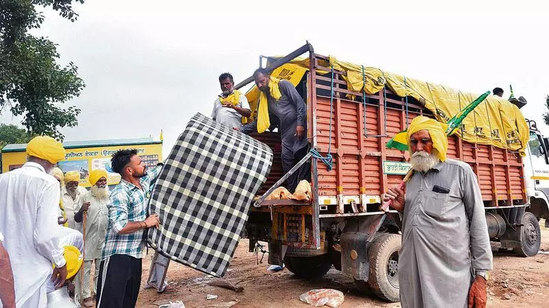 Chandigarh: किसानों ने सेक्टर 34 का मैदान खाली किया