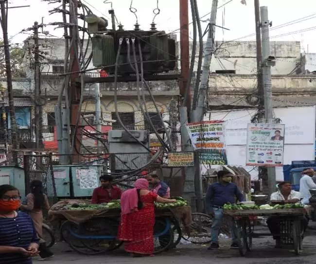 Begusarai: दुकानदार ट्रांसफॉर्मर के नीचे ही अपनी अवैध दुकान वर्षों से कर रहे संचालित