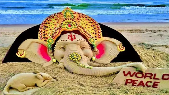 प्रसिद्ध रेत कलाकार सुदर्शन पटनायक ने Ganesh Puja 2024 पर बनाई मनमोहक रेत कलाकृति