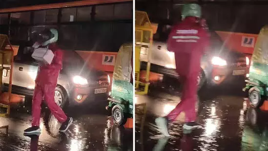 Rain के बीच ट्रैफिक में फंसे जोमैटो ऑर्डर करने पर, वीडियो वायरल