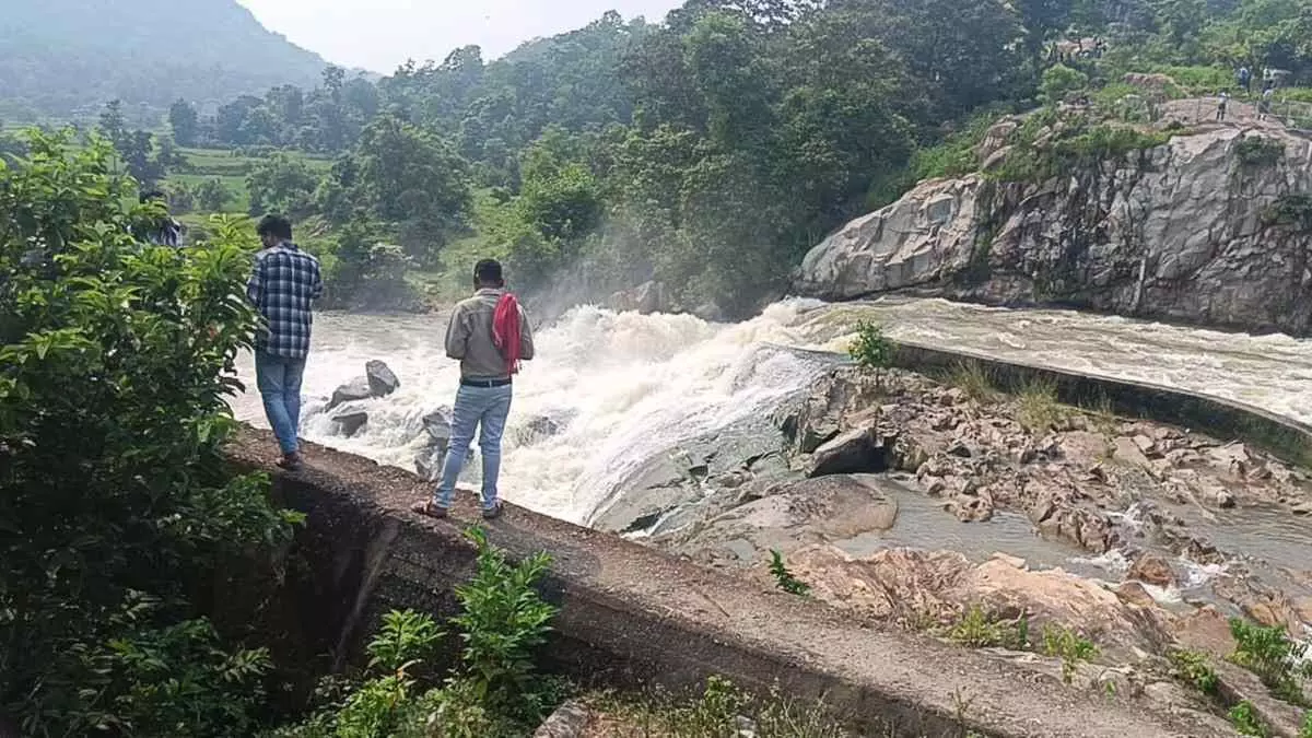 पर्यटक झरनों के पास जाकर खिंचवा रहे तस्वीरें, देखें VIDEO...