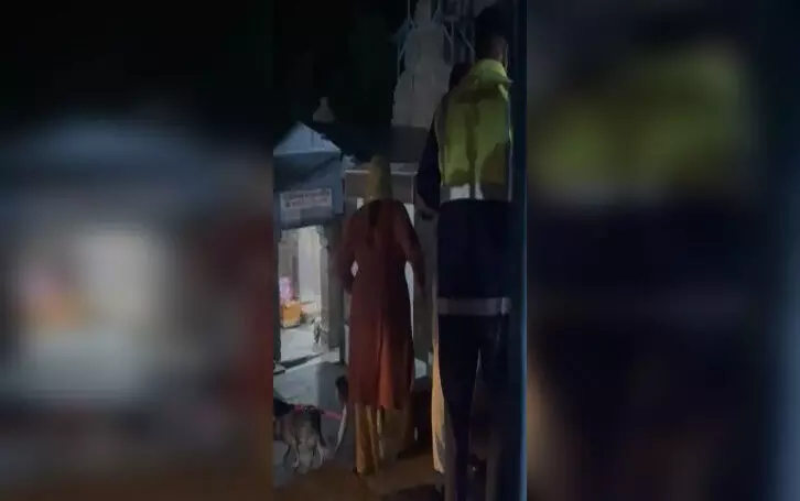 मंदिर में कुत्तों के साथ घुसे अराजक तत्वों ने काटा हंगामा, VIDEO