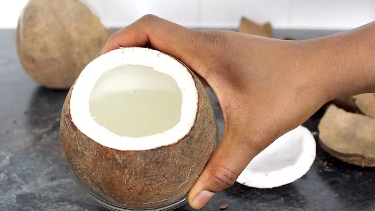 Raw ​​coconut को फोड़ने में परेशानी होती ये ट्रिक जान ले