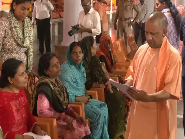 CM Yogi ने गोरखपुर के गोरखनाथ मंदिर में जनता दर्शन कार्यक्रम किया