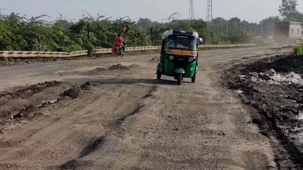 Gujarat : नडियाद में स्थानीय लोग हुए असहाय, रिंग रोड पर दिखा विशाल गड्ढों का साम्राज्य