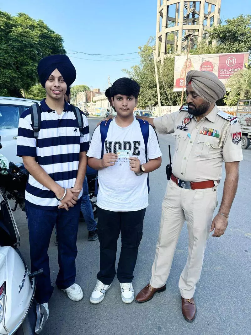 Malerkotla पुलिस नाबालिगों की ड्राइविंग पर नियंत्रण के लिए साथियों की शक्ति का उपयोग कर रही