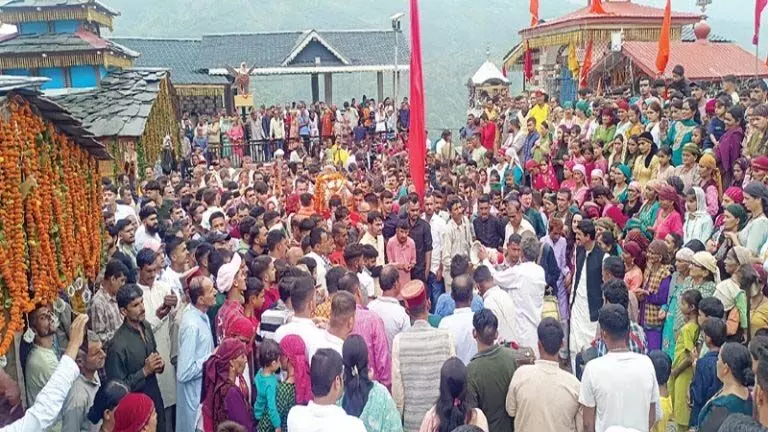 देव जलधारा के पास देवता की पालकी और देव चिन्हों का स्नान