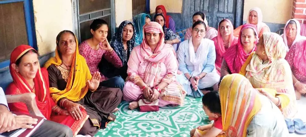 Anganwadi Center पर जड़ दिया ताला