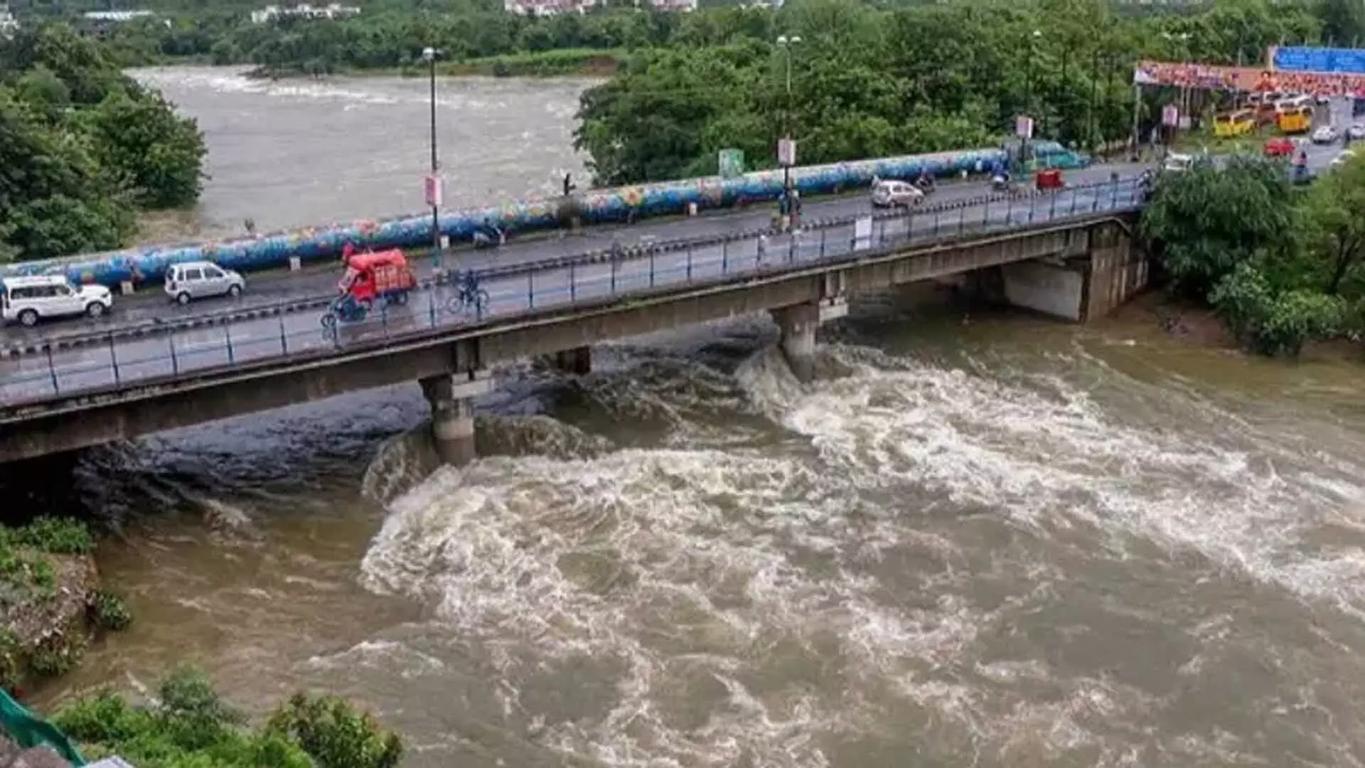 पवित्र स्नान करते समय Narmada नदी में फिसलीं दो महिलाएं, तलाशी अभियान जारी