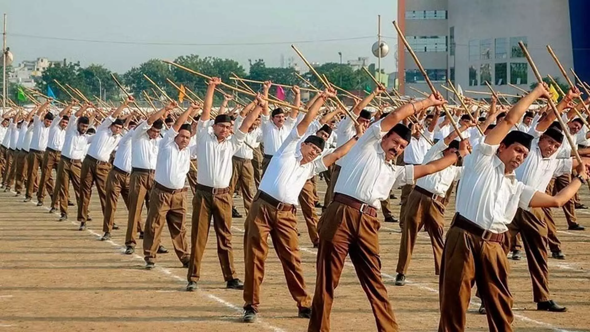 Uttarakhand: धामी सरकार ने राज्य कर्मचारियों को RSS गतिविधियों में शामिल होने की अनुमति दी