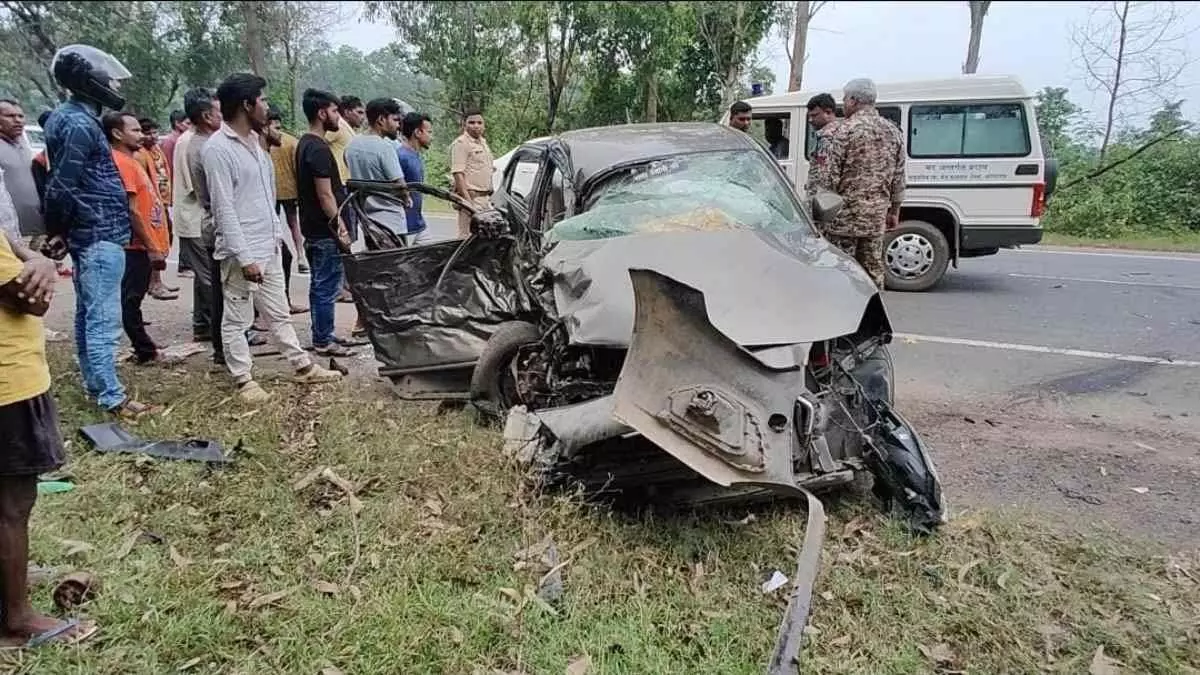 CG ACCIDENT: कार-ट्रक में जबरदस्त टक्कर, एक की मौत