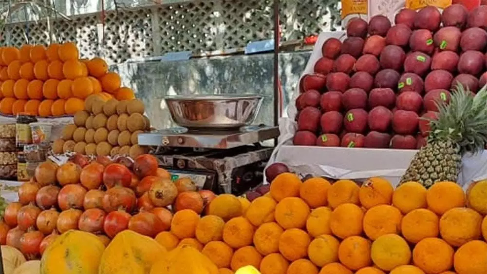 Fruit Price Hike : त्योहारों के दौरान फलों की कीमतें आसमान छूने से गृहणियां चिंतित