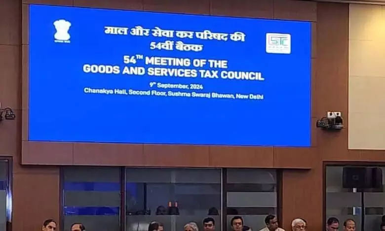 स्वास्थ्य बीमा प्रीमियम पर GST कटौती स्थगित, कैंसर की दवाएं सस्ती होंगी