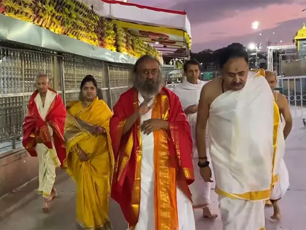 Sri Sri Ravishankar ने तिरुमाला तिरुपति मंदिर का दौरा किया