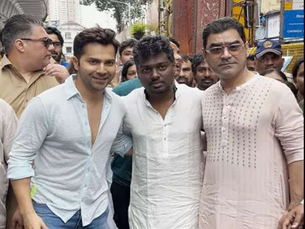 Varun Dhawan ने एटली के साथ लालबागचा राजा के दर्शन किए