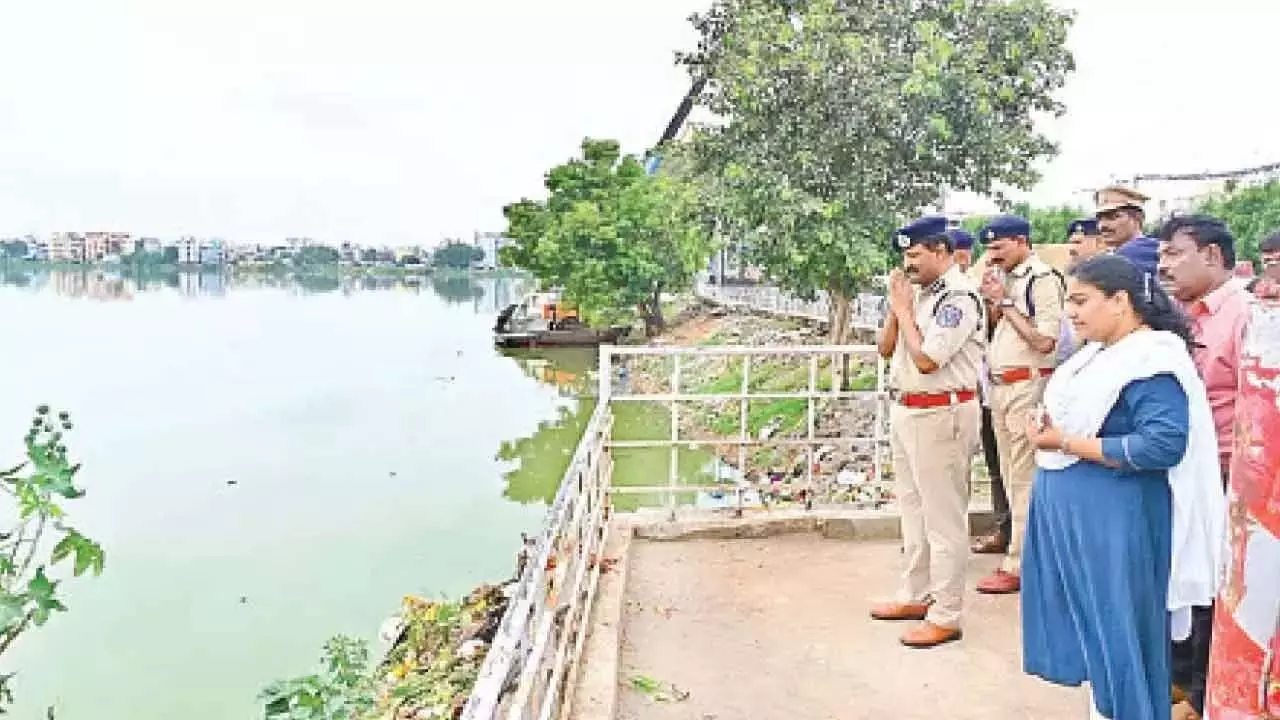 Telangana: सुधीर बाबू ने सरूरनगर झील का निरीक्षण किया