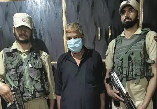 Budgam: पुलिस ने बडगाम में ड्रग तस्कर को गिरफ्तार किया