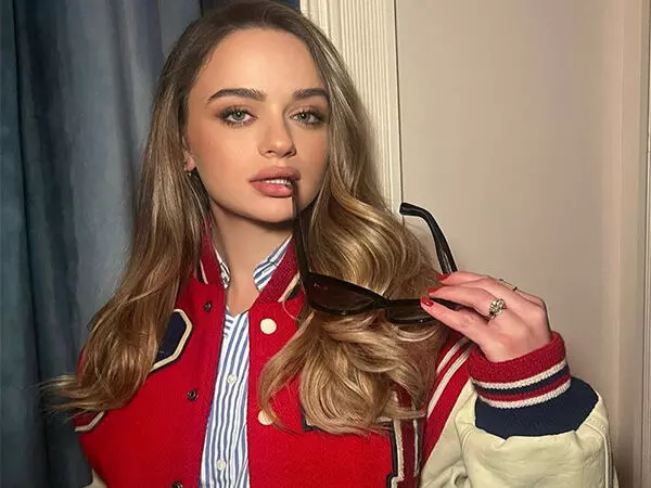 Joey King ने सबरीना कारपेंटर के नए एल्बम से अपने पसंदीदा ट्रैक चुने