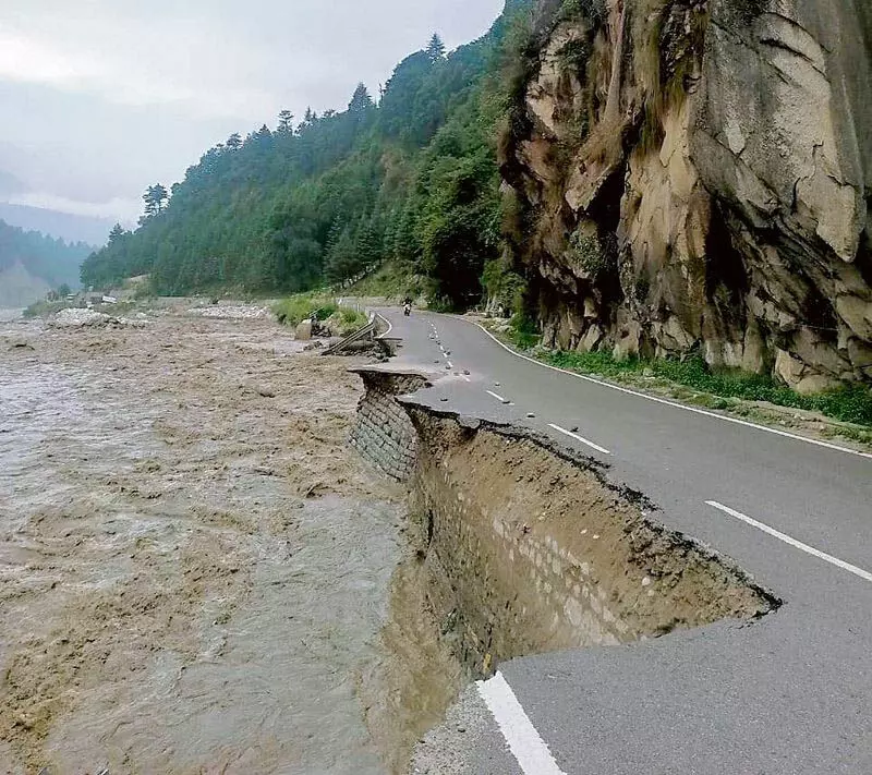 Kullu-मनाली राष्ट्रीय राजमार्ग चौड़ीकरण कार्य के 4 वर्षों में ही क्षतिग्रस्त हो गया