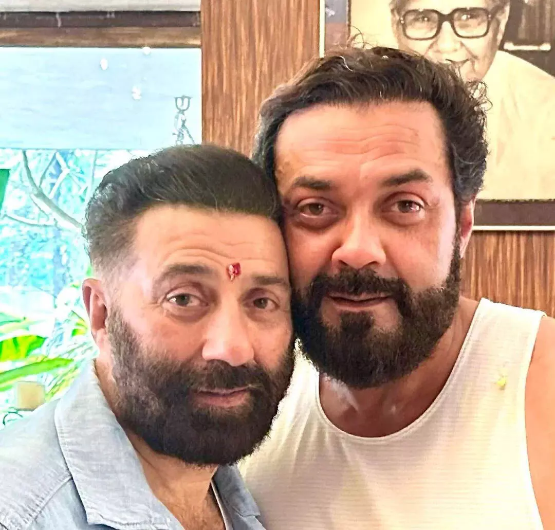 Bobby Deol सनी देओल को पिता समान मानते