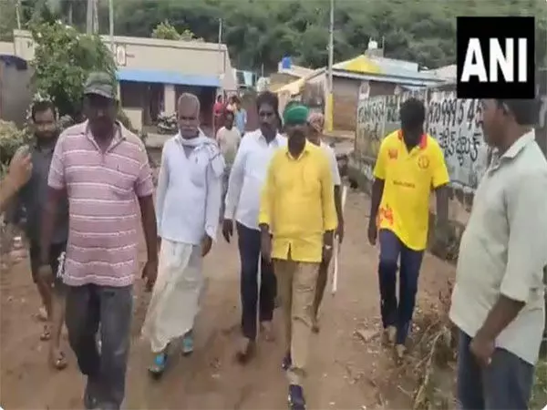 TDP विधायक कोलिकापुडी श्रीनिवास राव ने विजयवाड़ा में बाढ़ प्रभावित इलाकों का दौरा किया