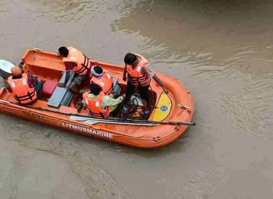 CG: शिवनाथ नदी में आई बाढ़, 4 फंसे युवकों को NDRF ने बचाया