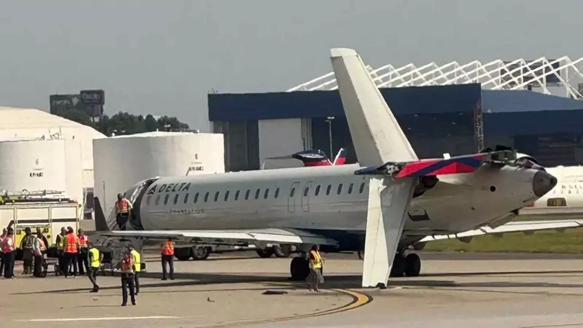 हार्ट्सफील्ड-जैक्सन Atlanta Airport पर डेल्टा एयरलाइंस के 2 विमान टकराए