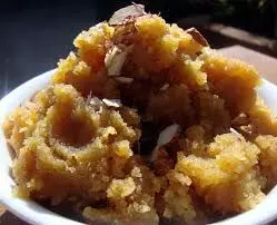 moong dal halwa: घर पर बनाएं मूंग दाल का हल्वा, स्वाद के साथ हेल्थी