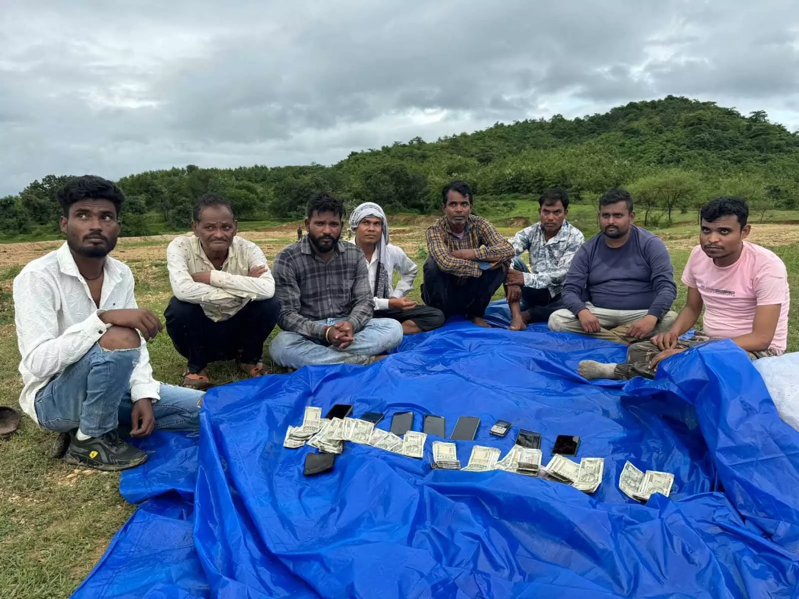 पहाड़ी में 8 जुआरी गिरफ्तार, 62 हजार नकदी और मोबाइल जब्त