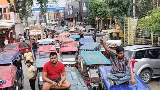 Noida: ई-रिक्शा चालकों ने शहर की प्रमुख सड़कों पर प्रतिबंध के खिलाफ प्रदर्शन किया