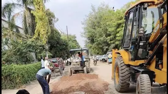 Noida: लंबे समय की देरी के बाद आखिरकार सेक्टर 26 में सड़क की मरम्मत शुरू