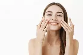 Facial Massage: चेहरे पर मॉइश्चराइजर लगाने के साथ ही करें ये काम, त्वचा को मिलेंगे ये फायदे