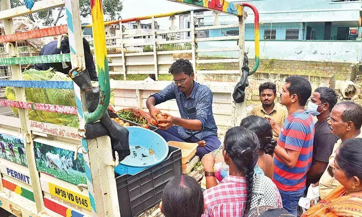 Andhra Pradesh: बाढ़ प्रभावित क्षेत्रों में राशन वितरण जारी