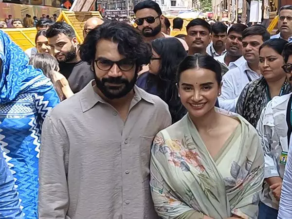 Rajkumar Rao, Patralekha ने लालबागचा राजा के दर्शन किए