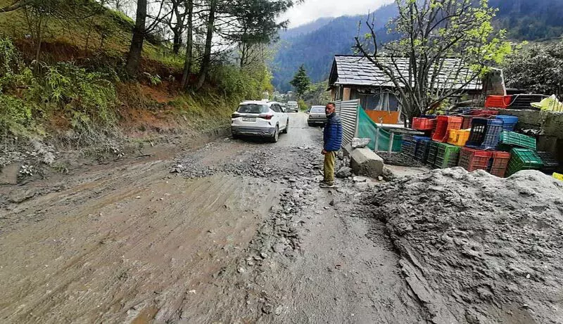 Himachal: निवासियों ने औट-लुहरी सड़क की तत्काल मरम्मत की मांग की