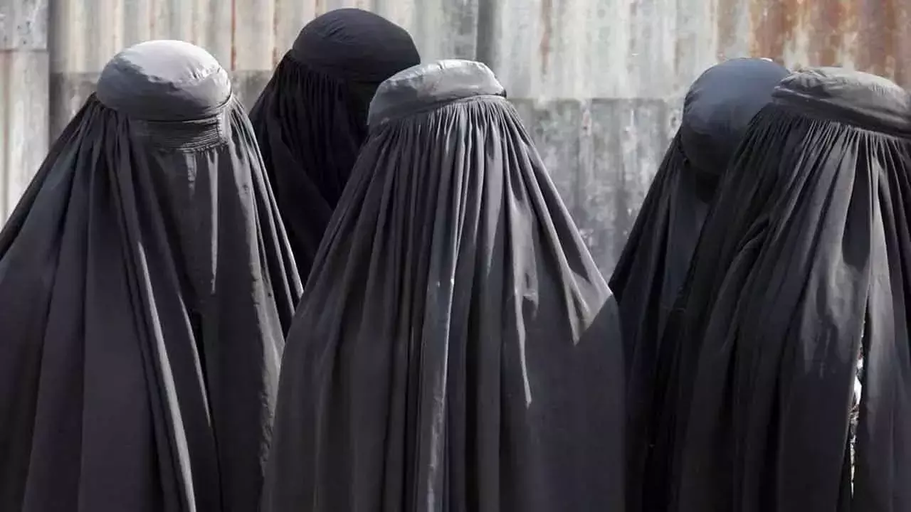 Burqa पहनी महिला ने किया विरोध प्रदर्शन शुरू