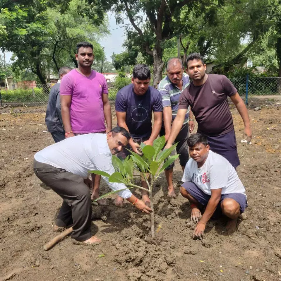 बेमेतरा SP ने एक पेड़ मां के नाम अभियान पर किया वृक्षारोपण