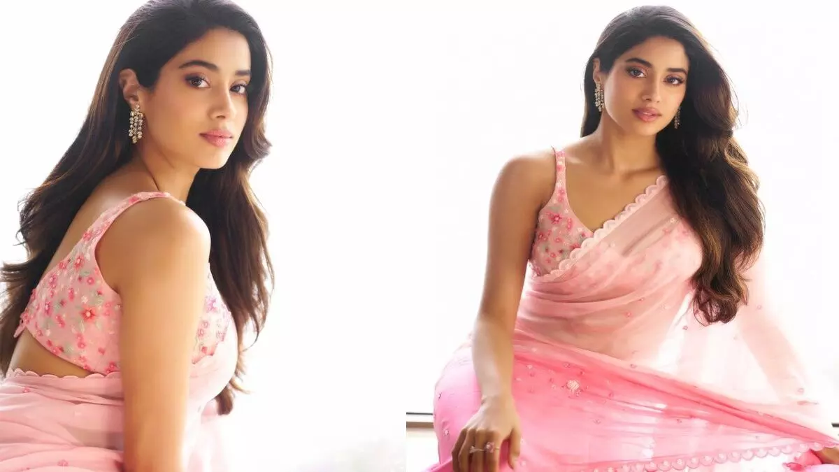 फिर साड़ी में पहन गॉर्जियस नज़र आई Janhvi Kapoor