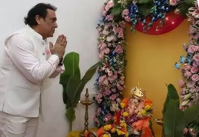 Ganesh Chaturthi पर बॉलीवुड अभिनेता गोविंदा ने मिठाइयां बांटी