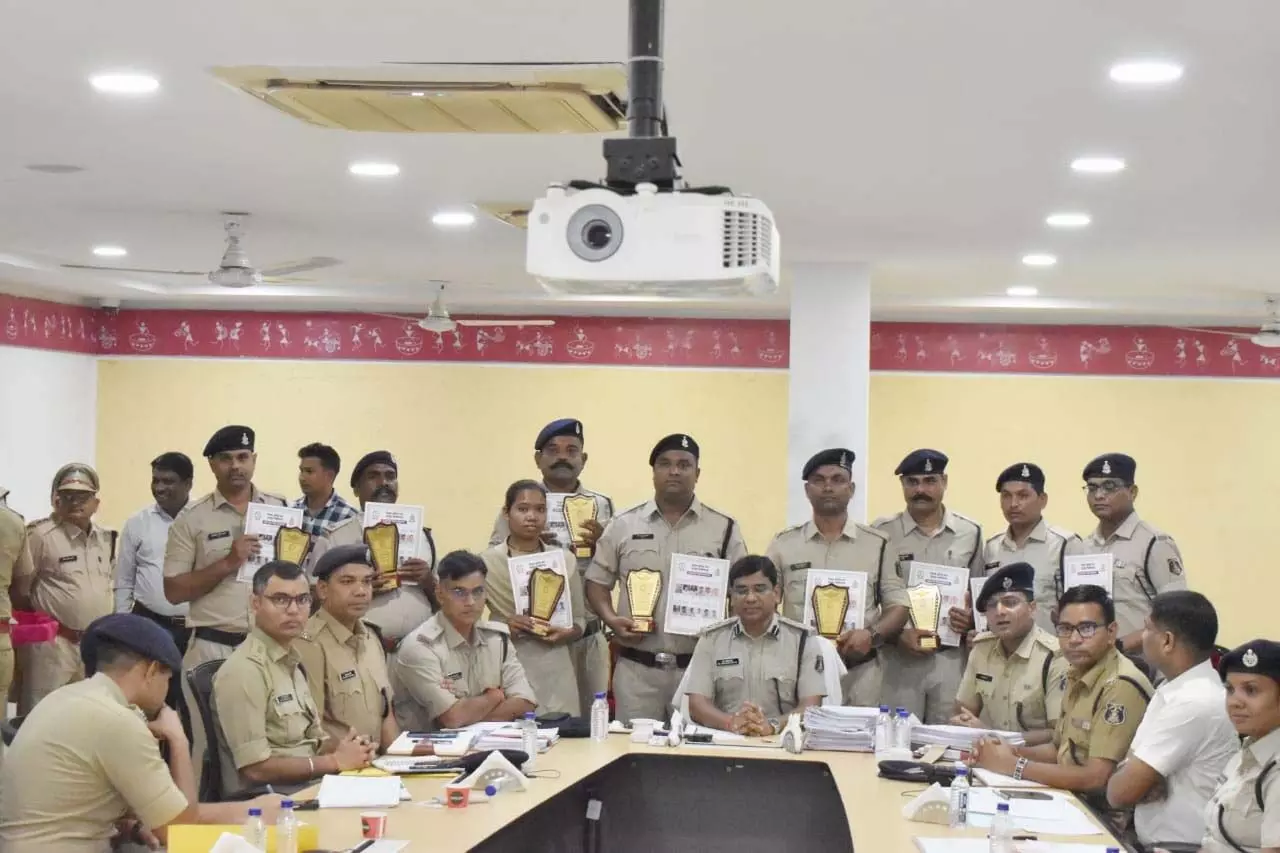 Raipur SSP ने Cop of the Month के आरक्षकों को किया सम्मानित