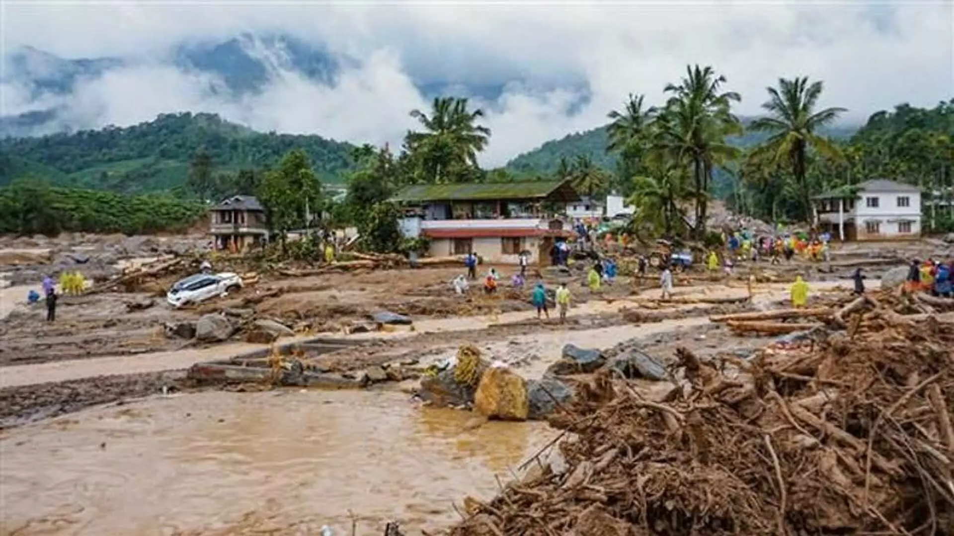 Kerala: महिला पर टूटा दुखों का पहाड़, भूस्खलन में परिवार की मौत, दुर्घटना में मंगेतर की मौत