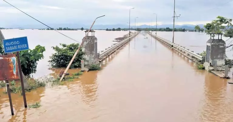 Andhra : डोवलेश्वरम बैराज पर दूसरी बाढ़ चेतावनी जारी की गई