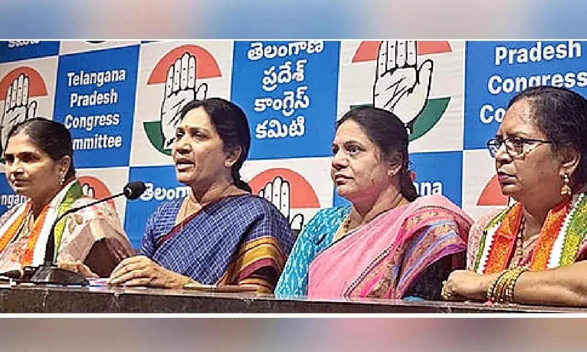 Telangana: महिला कांग्रेस नेताओं ने कौशिक रेड्डी को जूते दिखाए