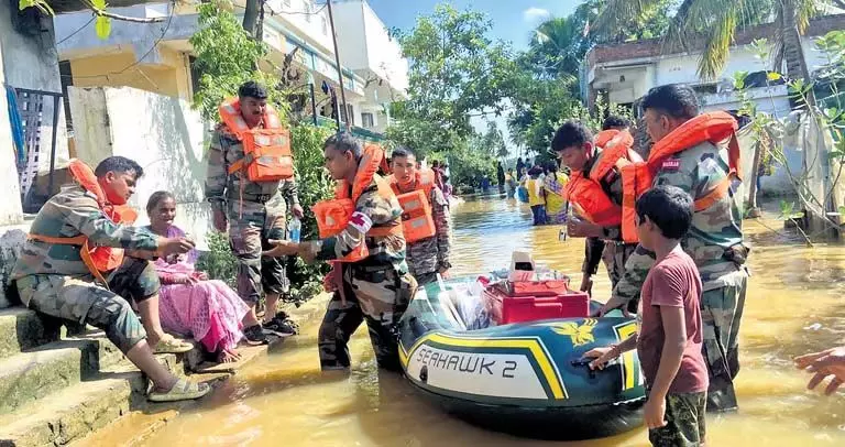 Andhra : येलेरू नहर टूटने से पेड्डापुरम जलमग्न हो गया