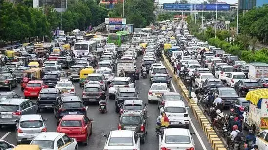 Noida: प्रधानमंत्री के ग्रेटर नोएडा पहुंचने पर नोएडा में जाम की स्थिति