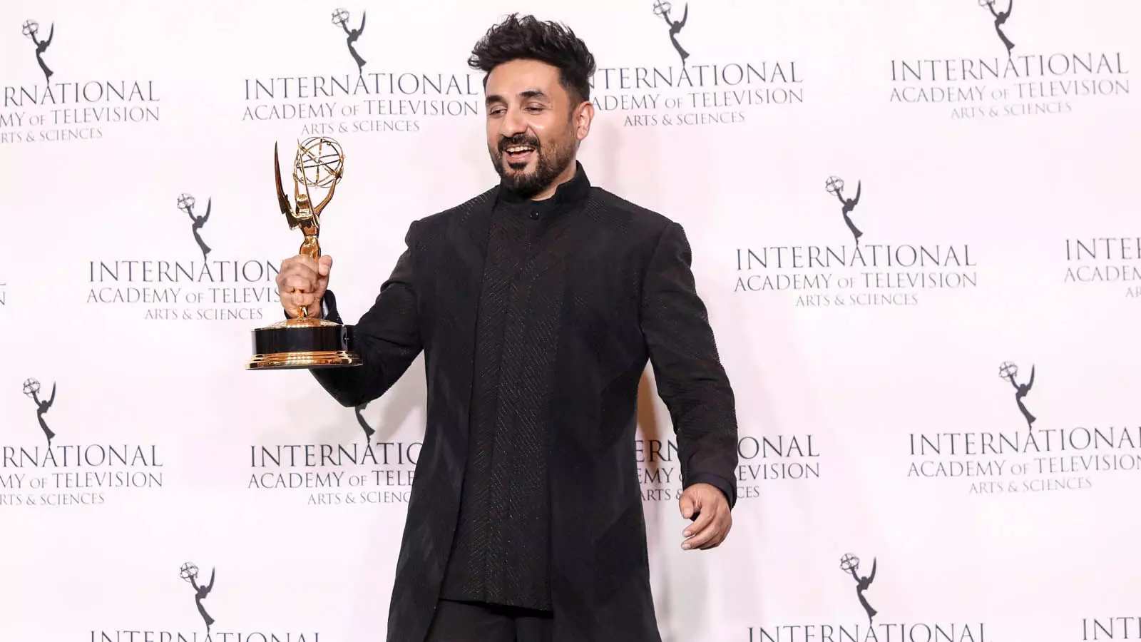 Vir Das अंतर्राष्ट्रीय एमी की मेजबानी करने वाले पहले भारतीय बने