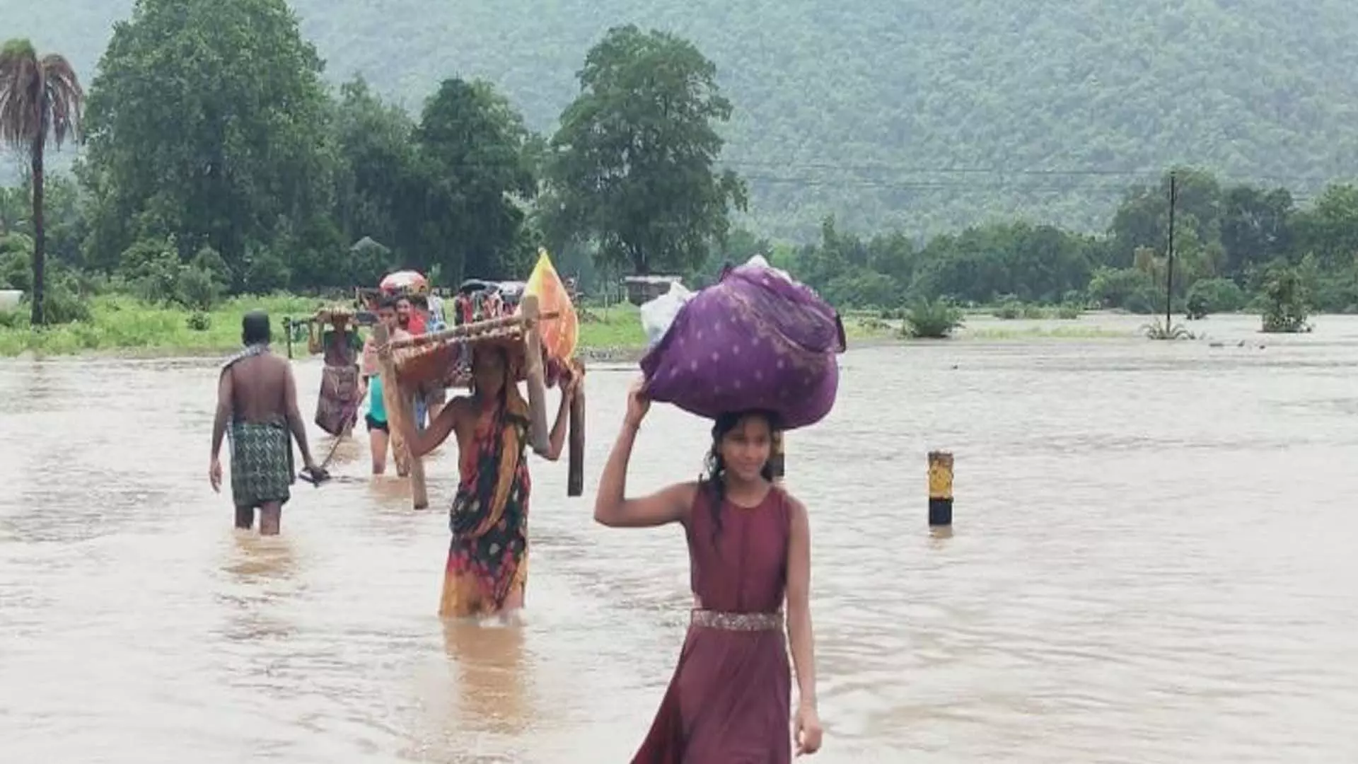 मलकानगिरी में बारिश का पानी घटने के बाद ओडिशा ने राहत पुनर्वास कार्य शुरू किया