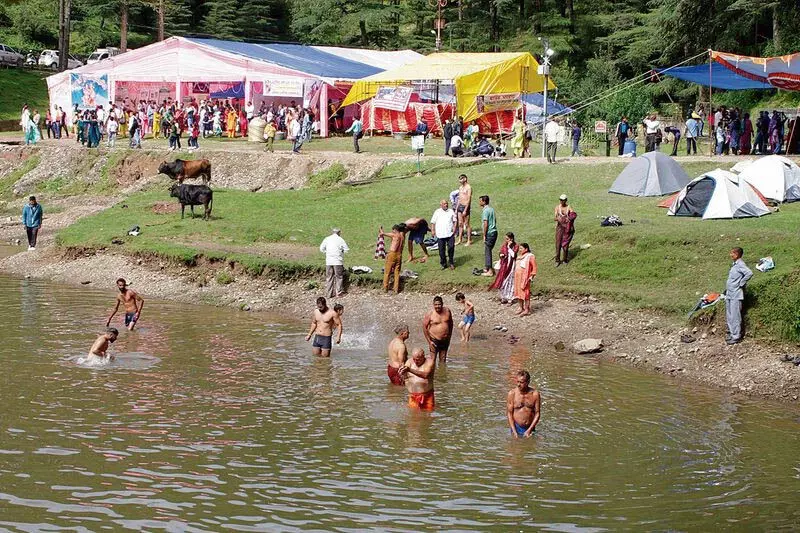 Radha Ashtami पर, भक्त धर्मशाला में डल झील में डुबकी लगाते