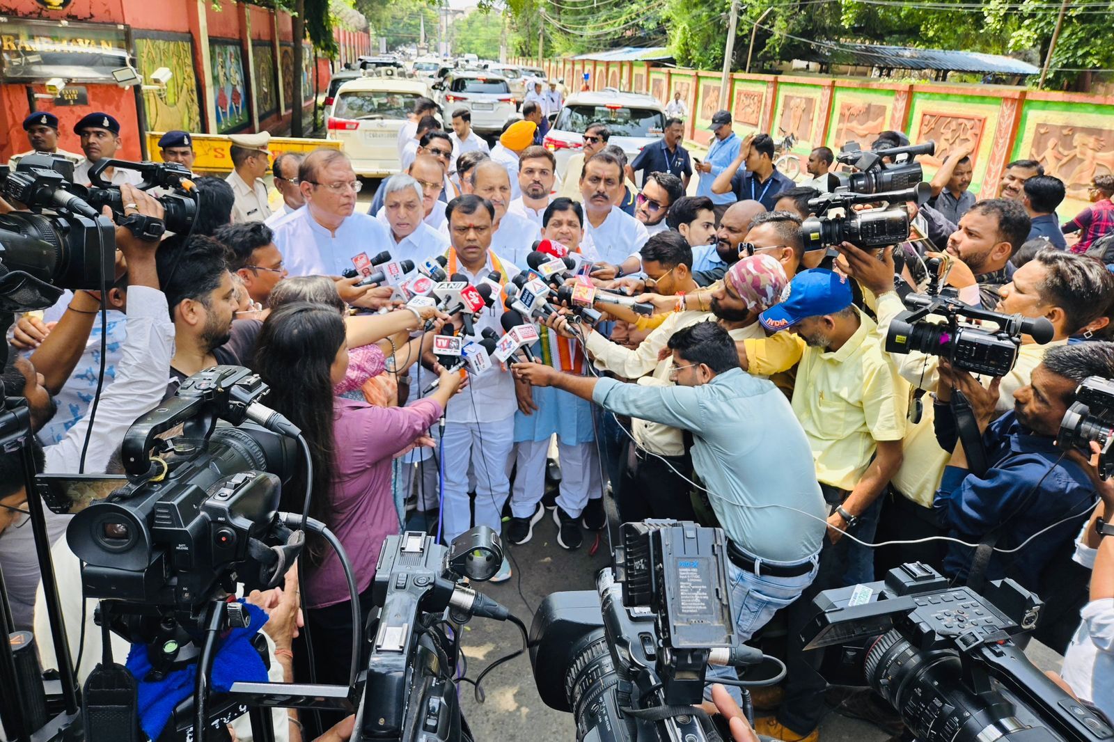 थाना प्रभारी धरमजयगढ़ ने छात्रों से की सुरक्षा, अनुशासन और जागरूकता पर खास चर्चा